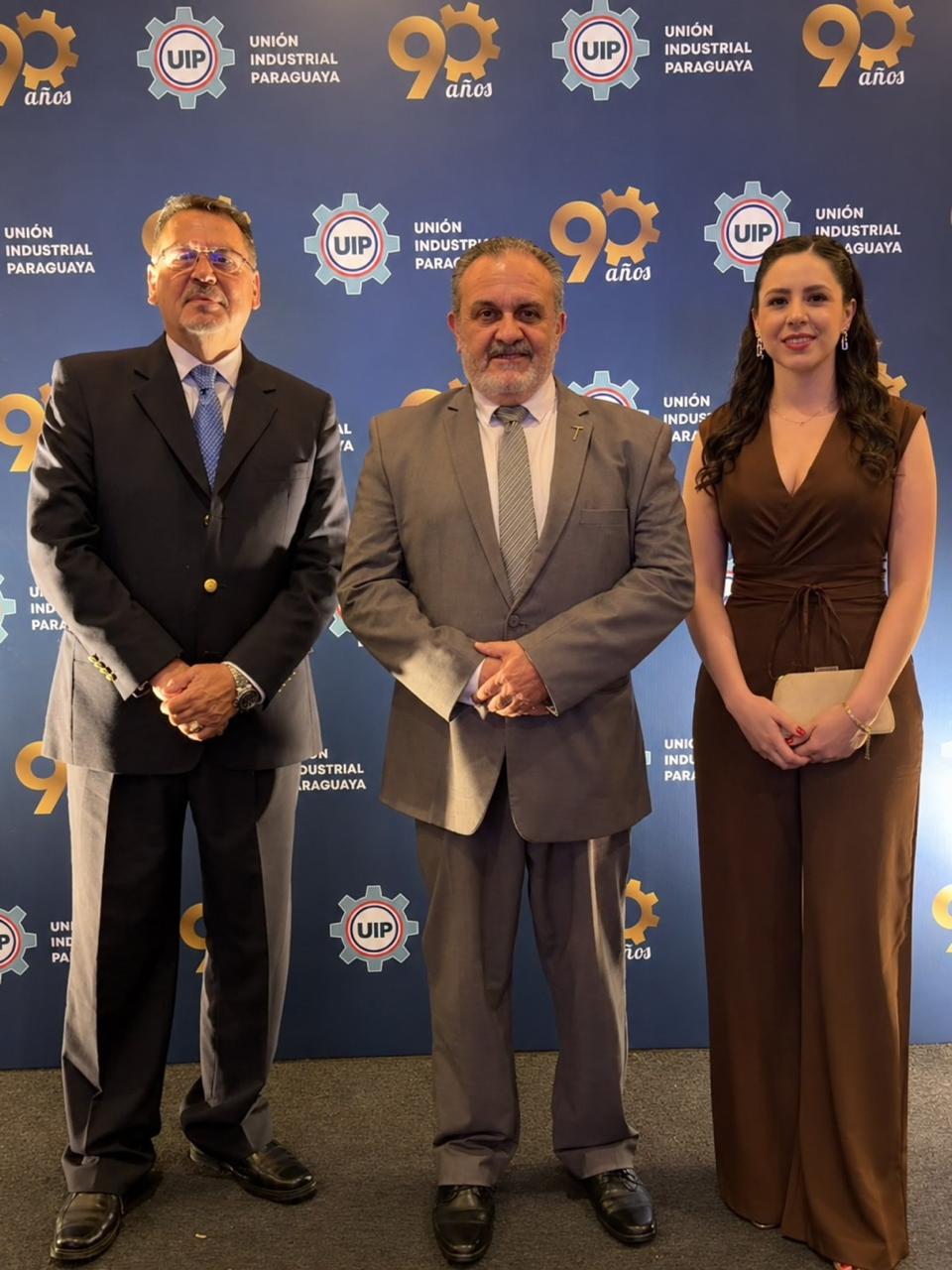 Representantes de la AGP en la cena por los 90 años de la Unión Industrial Paraguaya
