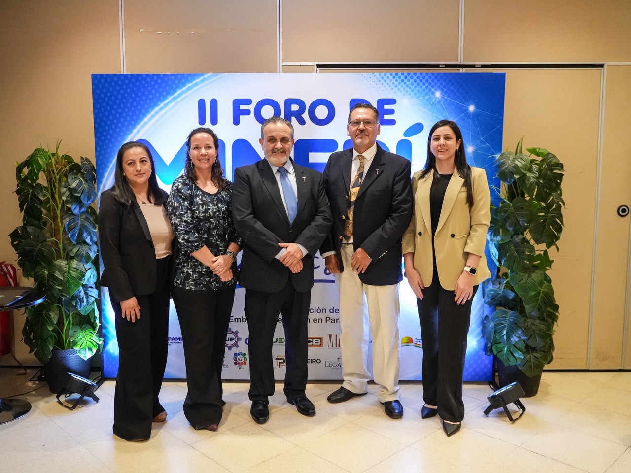 Foto grupal frente al panel del II Foro de Minería en el Paraguay